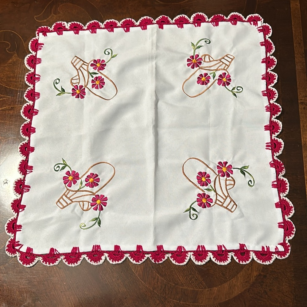 NEW Hand Made Embroidered Mexican Servilleta